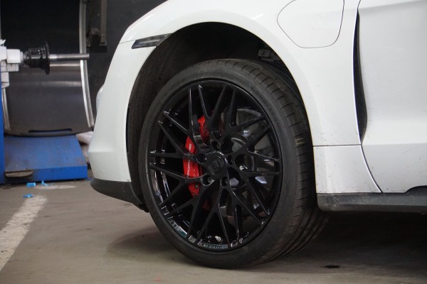 Встановили ковані диски R21 на Porsche Taycan